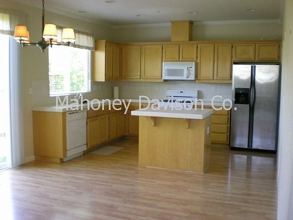 4th image of 270 Cambridge Ln