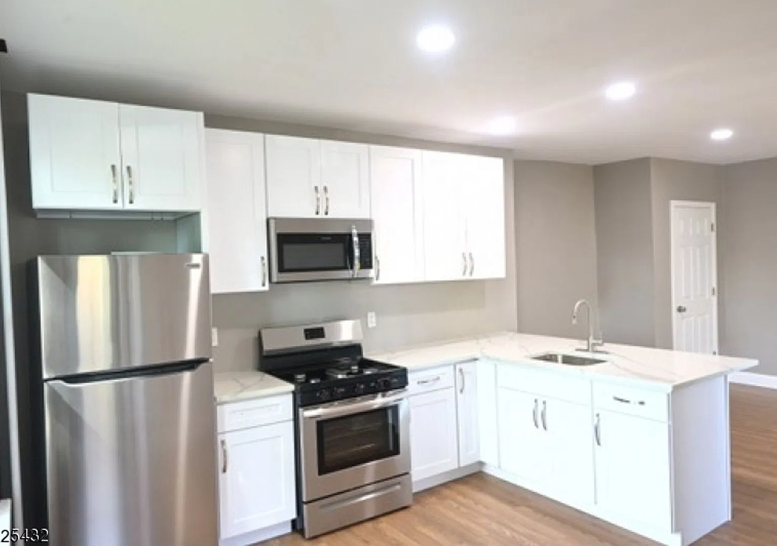 Spacious Two Family In Heart Of Morristown — Photo 4