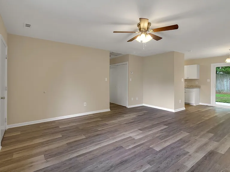 106 Brenda Dr — Photo 4