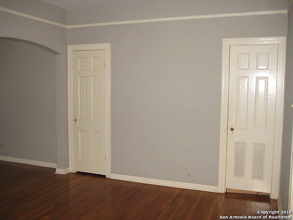 5th image of 414 W Kings Hwy