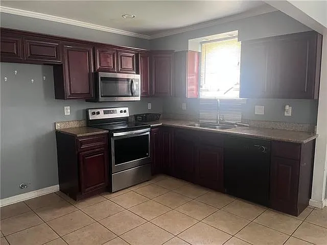 4 bed, 2.0 bath, 1400 sqft, $2,000 — Photo 2