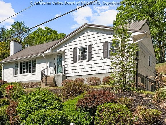3rd image of 1529 Summit Dr