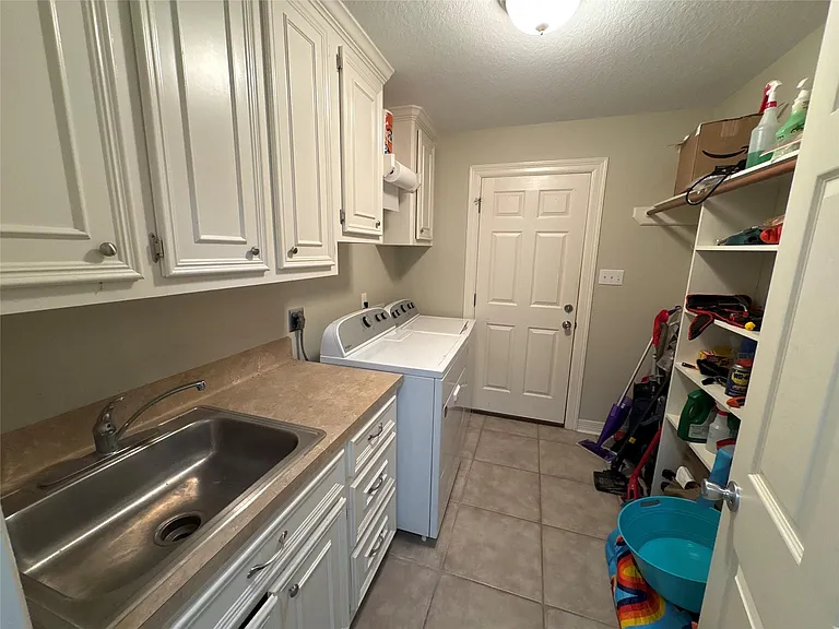 308 Williamsburg Ave — Photo 19