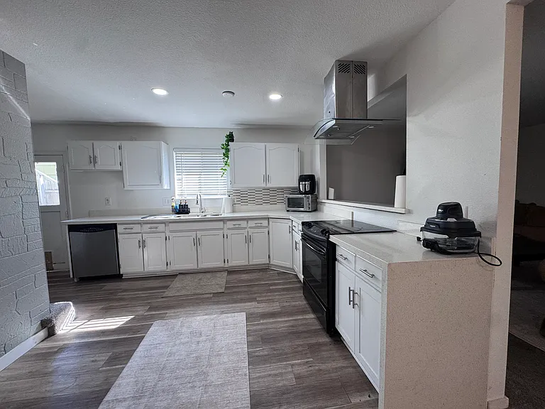 6148 Arlington Ave — Photo 5