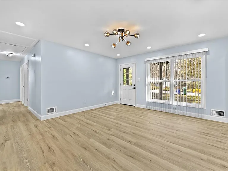 1728 Wayland Cir — Photo 2