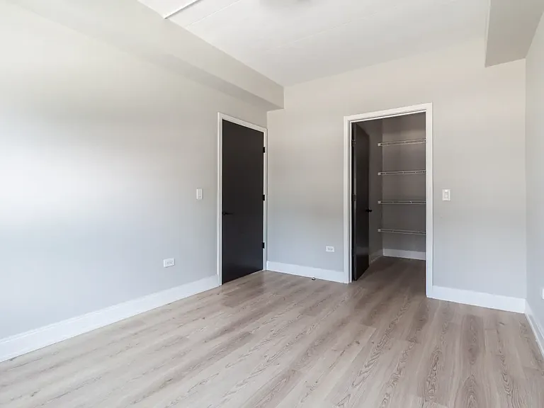 1043 W Belmont Ave #403 — Photo 5