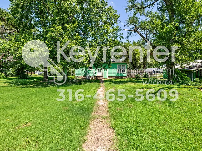 325 N Tracy St — Photo 5