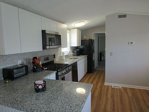 5th image of 609 S Huckleberry Ave