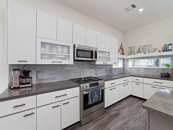 2nd image of 5515 Paraiso Pl