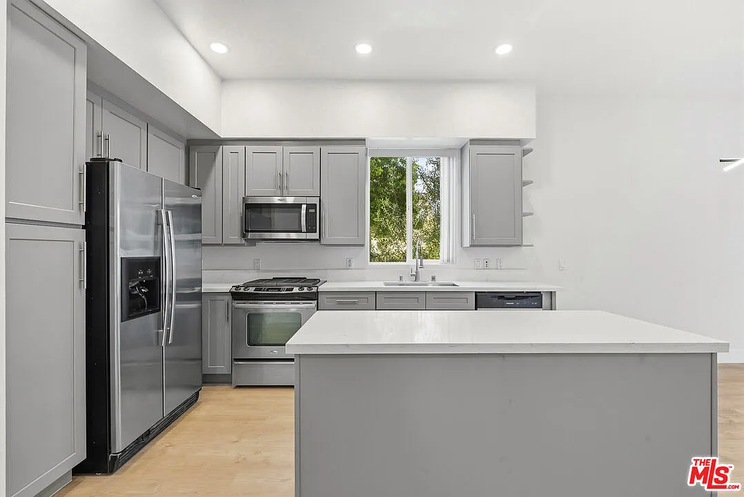 2 bed, 2.0 bath, 970 sqft, $4,950 — Photo 4