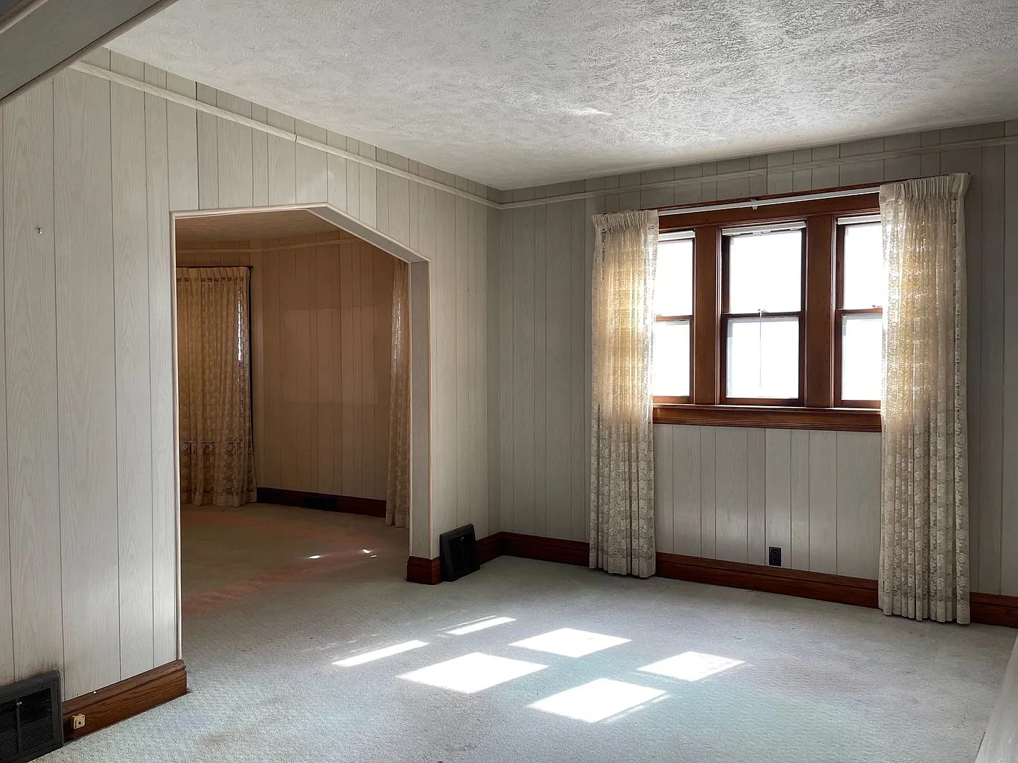 Cute & Retro 3 Bedroom Home in Midtown w/ Garage! — Photo 2