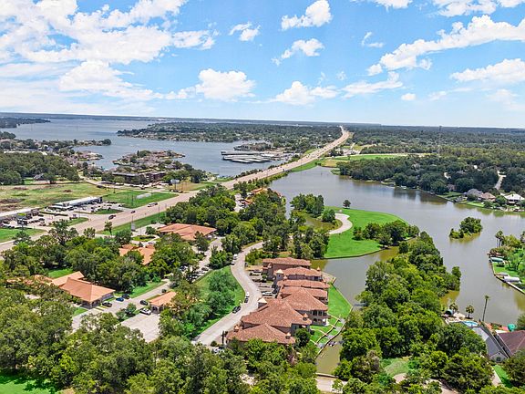 Villa home sits on canal with DIRECT access to Lake Conroe. Margaritaville Resort and Golf Course can be accessed by boat or car.