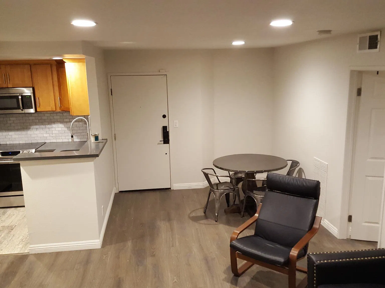 2 bed, 880 sqft, $2,400 — Photo 2