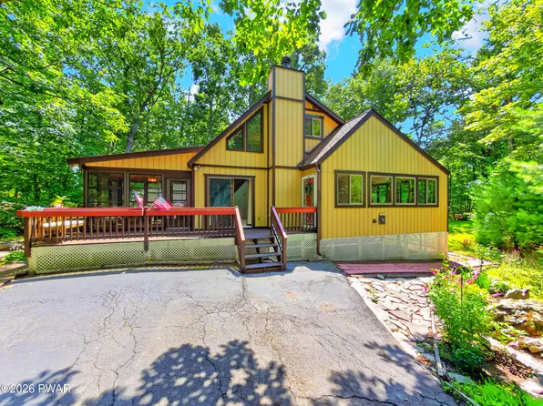 800 Mustang Ct, Lords Valley, PA 18428
