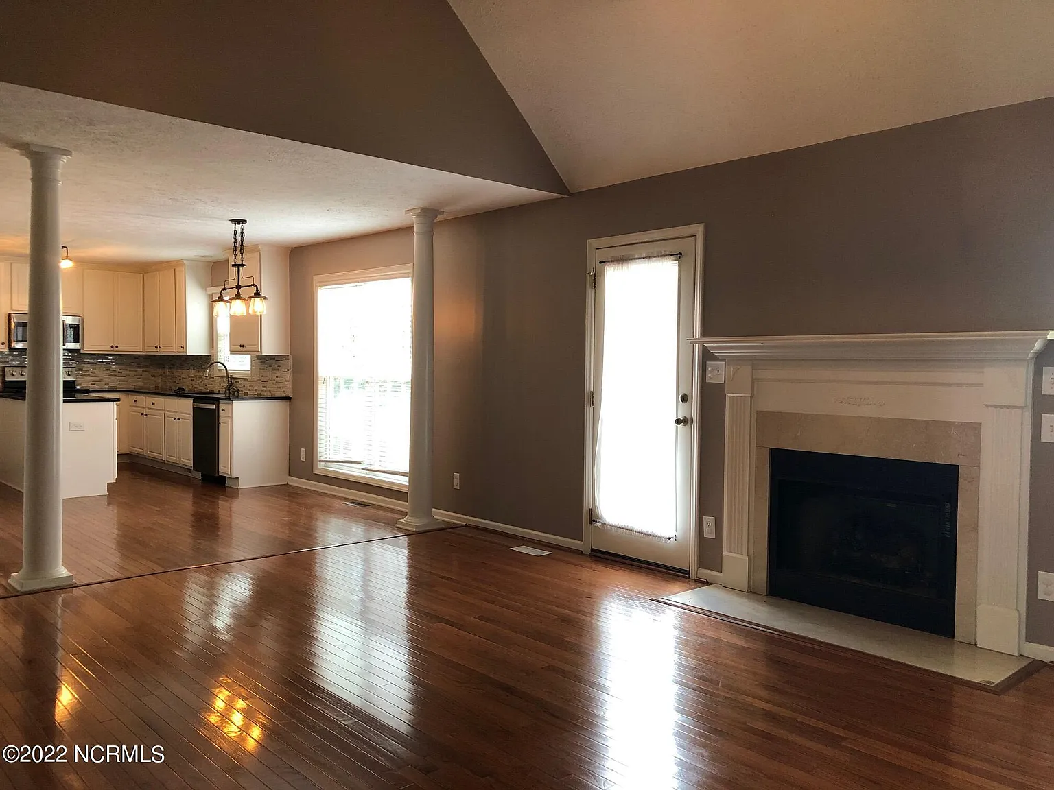 4 bed, 2.5 bath, 2113 sqft, $2,300 — Photo 4