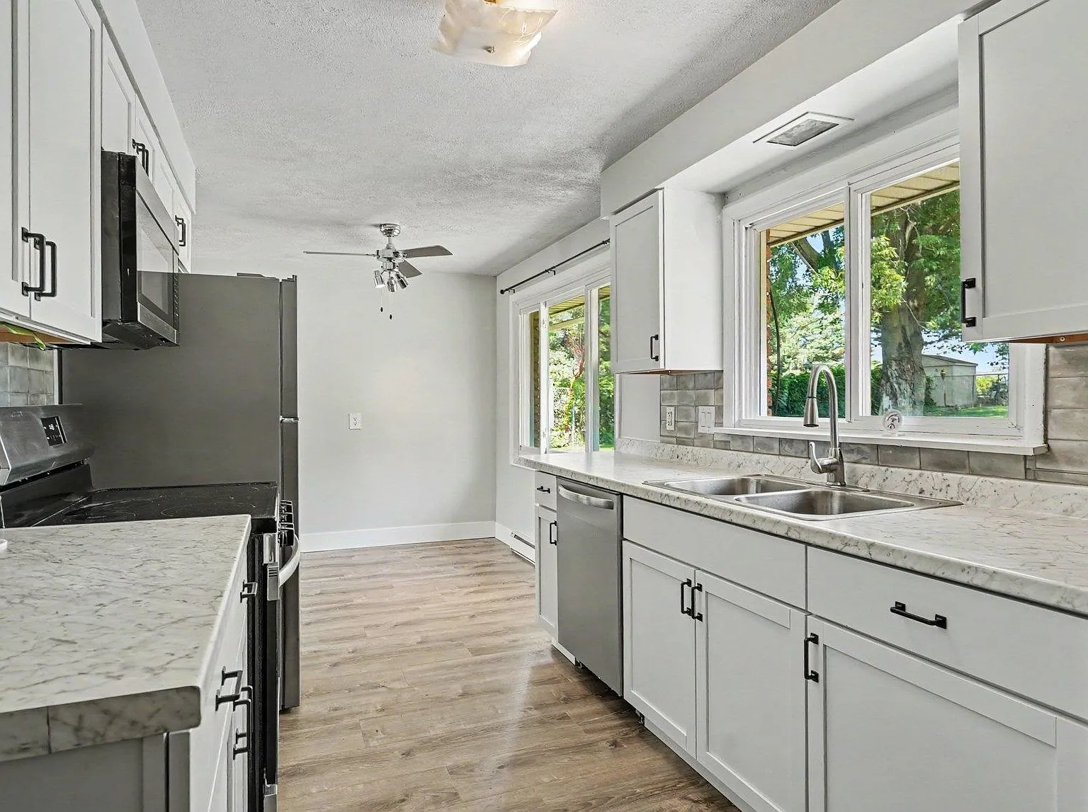 2 bed, 1.0 bath, 806 sqft, $1,300 — Photo 4