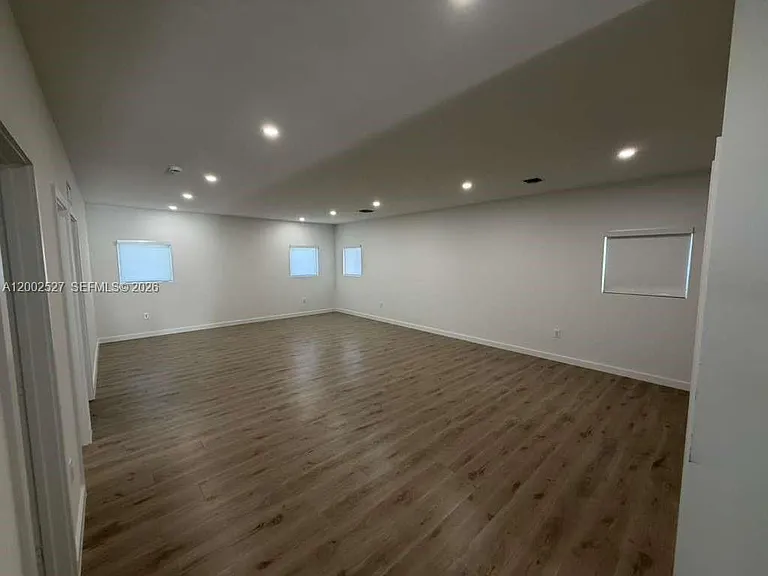 831 SE 9th Ave — Photo 6