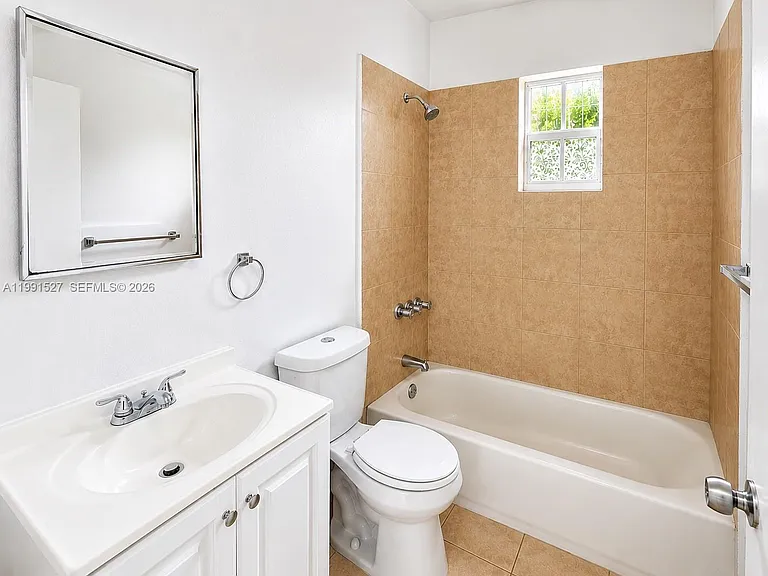 2047 Lincoln Ave #4 — Photo 3