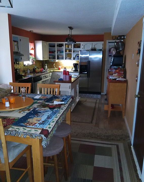 KItchen dining, pebble stone