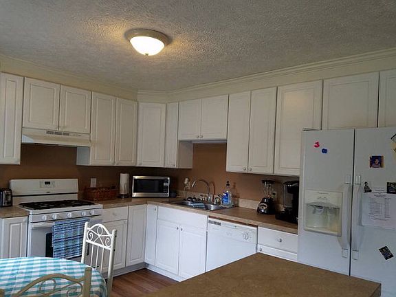 3rd image of 627 Fairfax Dr