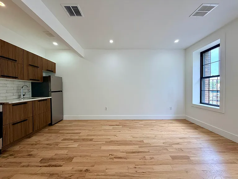 22 Patchen Ave #3F — Photo 1
