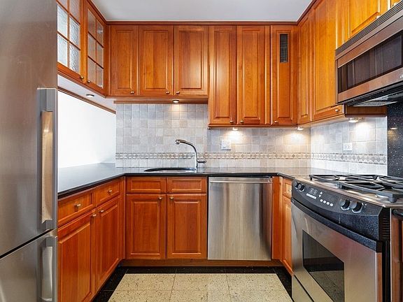 4th image of 30 W 61st St APT 20A