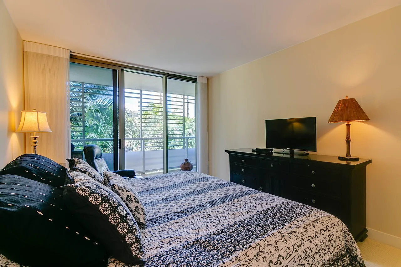 Fully Furnished 2 bedroom in Waikiki! One-Month pricing available! — Photo 4