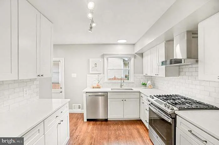 1009 Julian Pl — Photo 3