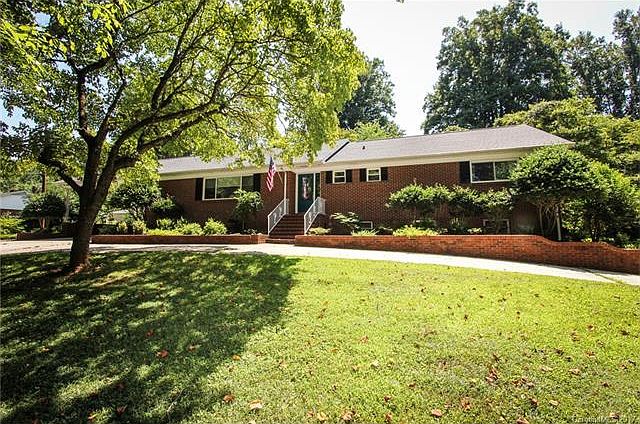 1st image of 233 Oakland Cir