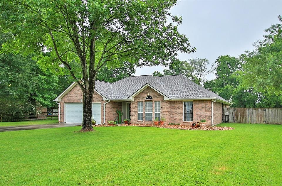 Charming 3 bed 2bath on 1/2 acre lot with pool and shed.