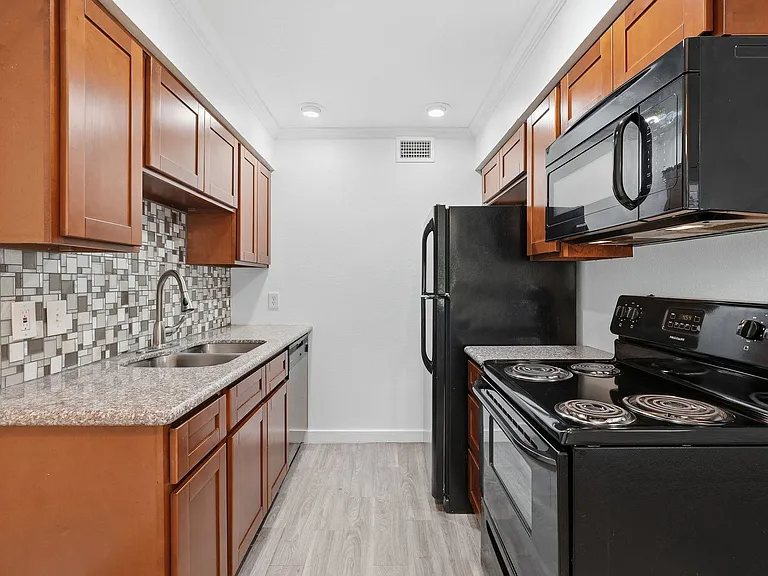 1 bed 1 bath with storage unit — Photo 13