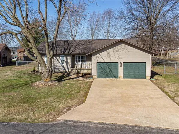 1905 Lakeview Dr, Lamar, MO 64759