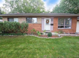 27272 Pembroke Dr, Warren, MI 48092