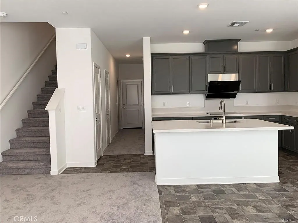 3 bed, 1309 sqft, $3,200 — Photo 4