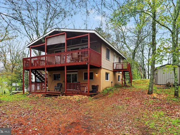 111 Horseshoe Ln, Lords Valley, PA 18428