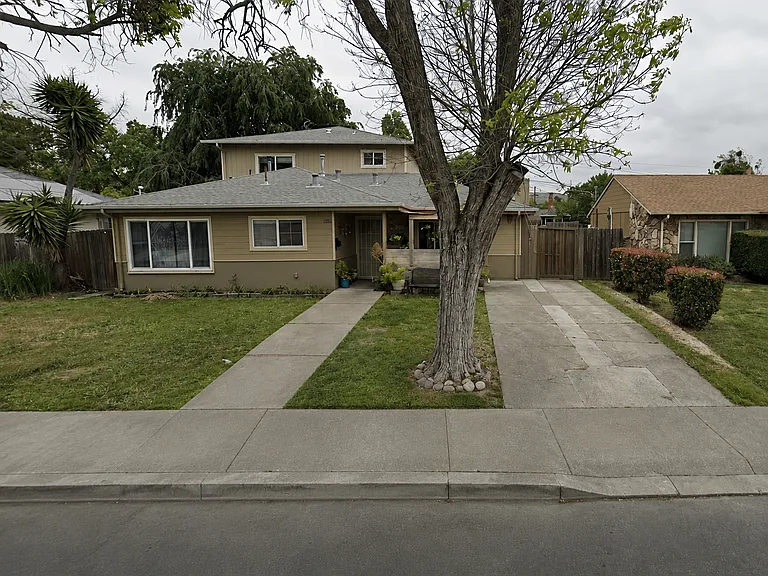 1032 Castlewood Dr — Photo 1