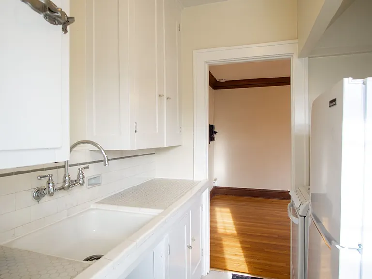 1904 NE Couch St #205 — Photo 9