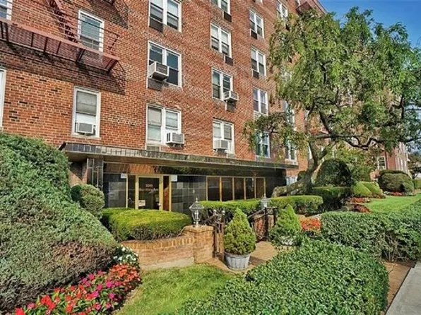 2265 Gerritsen Avenue image 1 of 22