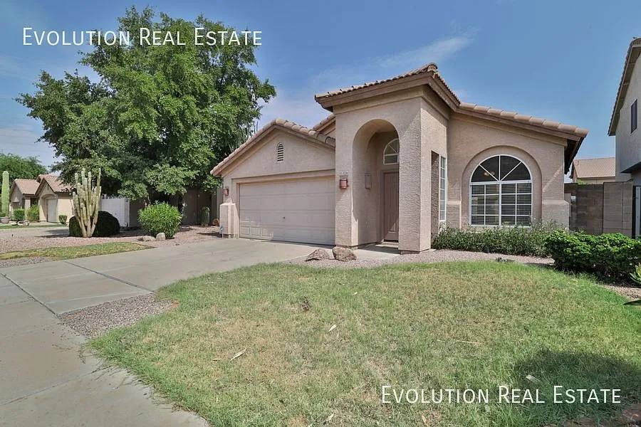 Move in ready - 3bd/2ba/2cg - No deposit move in option — Photo 3