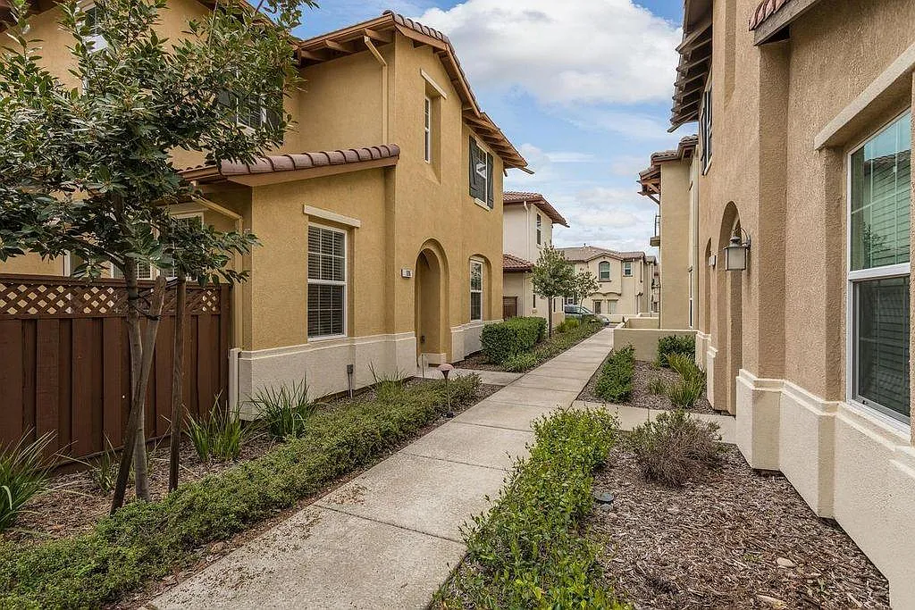 3 bed, 1856 sqft, $2,945 — Photo 1