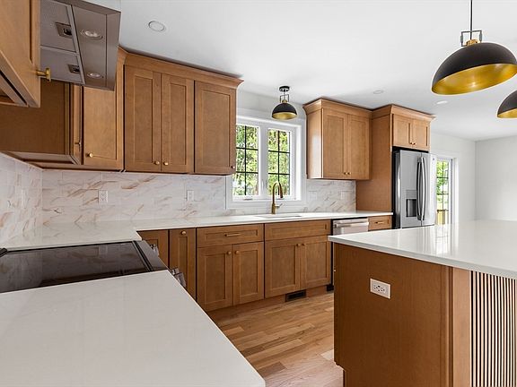 3rd image of 21 Sutton St