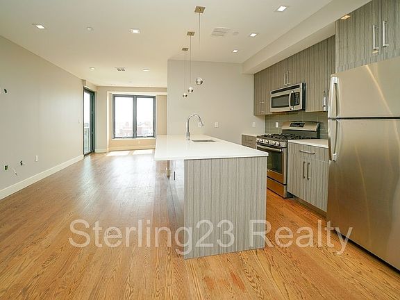 3rd image of 27-18 Hoyt Ave S #4R