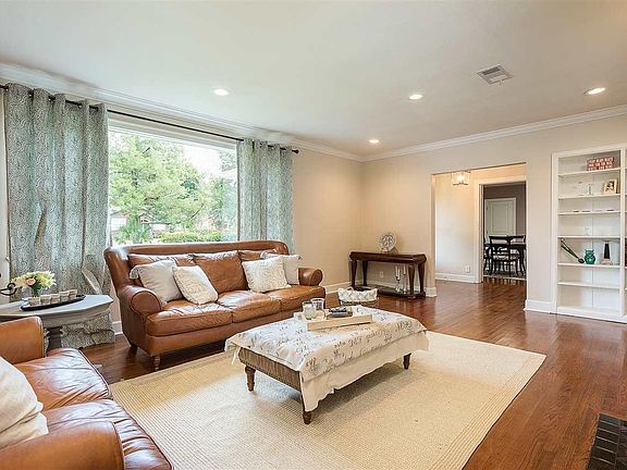 3rd image of 1601 E Lakeview Ave