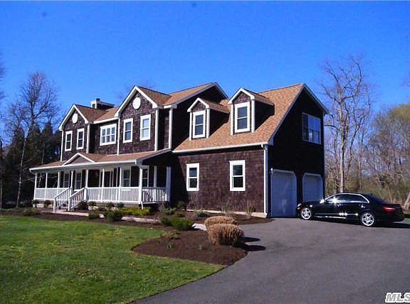 3rd image of 19 Seatuck Cove Ct
