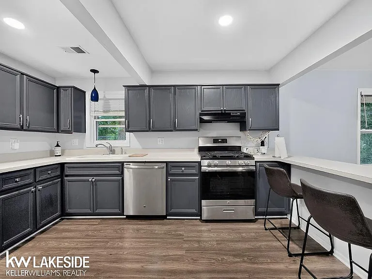388 E South Blvd — Photo 12
