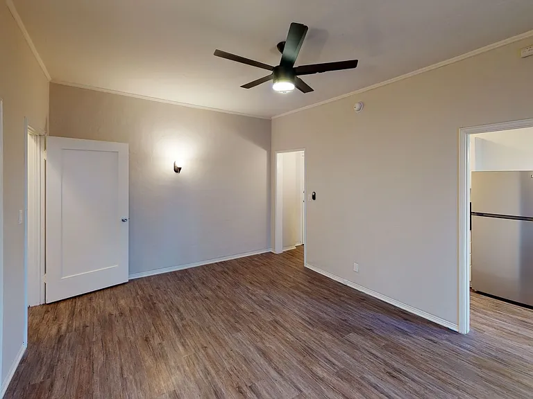 La Chandelle Apts...Charming building...Renovated Apartments Available...Hardwood Floors! — Photo 5