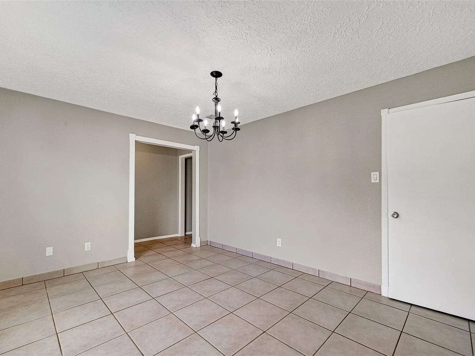 3 bed, 2.0 bath, 1692 sqft, $2,100 — Photo 4