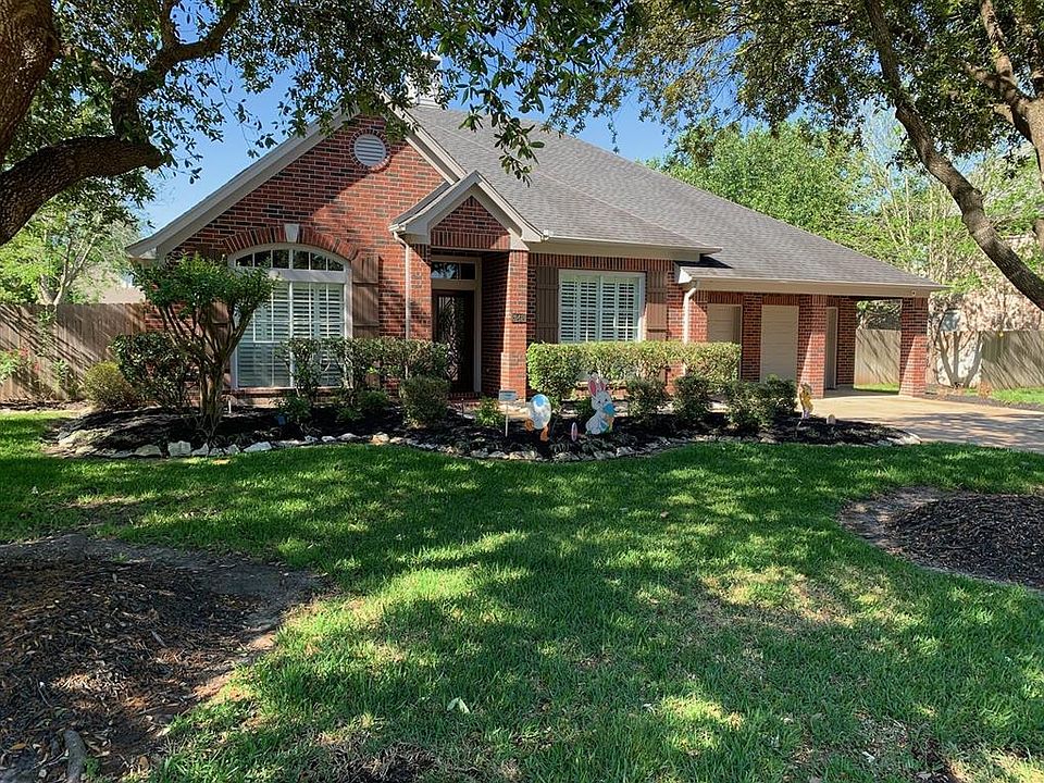 Charming 1-story home located in the Blackhorse Ranch South. This home has great curb appeal with it's mature trees, lush lawn and landscaping!