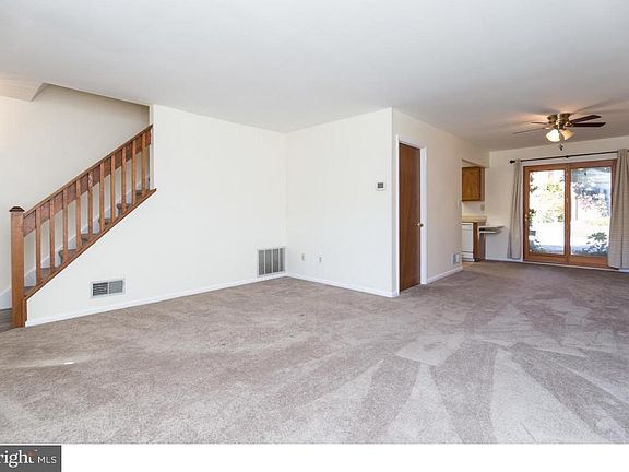 3rd image of 121 E Green Valley Cir