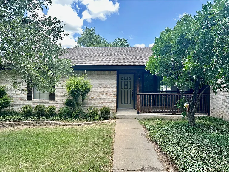 1612 Buttercup Rd — Photo 2